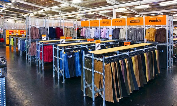 洋服掛けに最適なスチールシェルフ